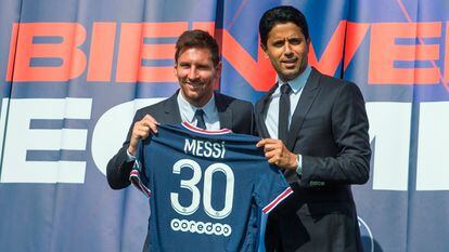 Leo Messi posa com a nova camisa que vestirá no PSG.