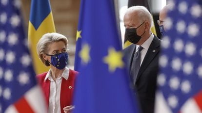 A presidenta da Comissão Europeia, Ursula von der Leyen, e o presidente do Conselho da UE, Charles Michel, ao lado do presidente dos EUA, Joe Biden, na sede do Conselho, em Bruxelas, nesta terça-feira.
