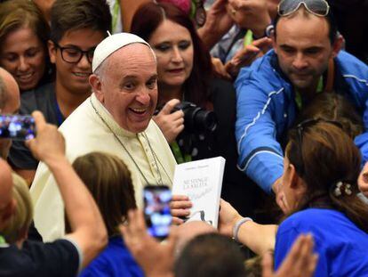 O papa Francisco durante um encontro, no sábado, com atletas paralímpicos no Vaticano.