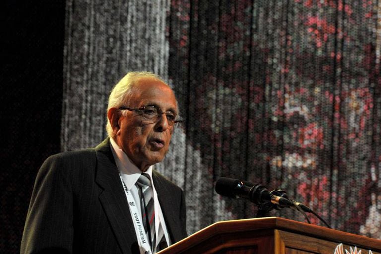 Ahmed Kathrada em foto de arquivo de 15 de dezembro de 2013, durante o funeral de Nelson Mandela.
