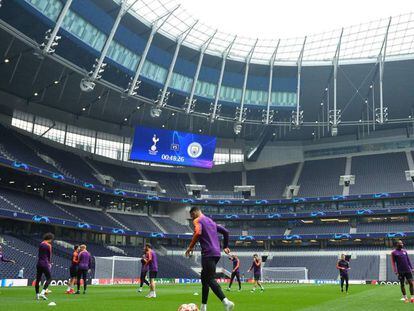 Manchester City treina no novo estádio do Tottenham.