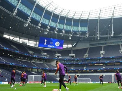 Manchester City treina no novo estádio do Tottenham.