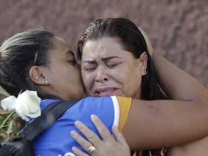 Familiar de vítima da tragédia é consolada por voluntária durante missa em homenagem às vítimas, no dia 31 de janeiro 
 