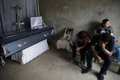 Familiares no velório do jovem Bryan Picado, assassinado em Jinotega (Nicarágua)