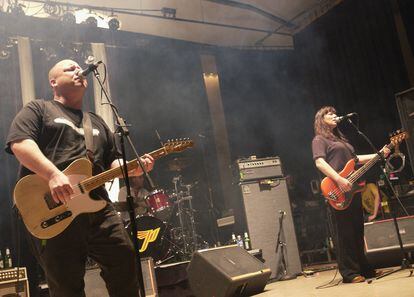 Black Francis e Kim Deal, dos Pixies, durante um show da turnê que os reuniu em 2004, em Davis, Califórnia.