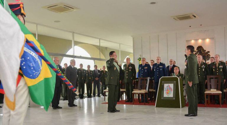 O general Mourão, que chorou em discurso homenageando o torturador Ustra, bate continência.