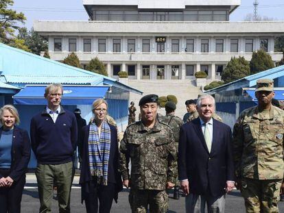 Tillerson posa na fronteira entre as duas Coreias com altos funcionários dos Estados Unidos e da Coreia do Sul.