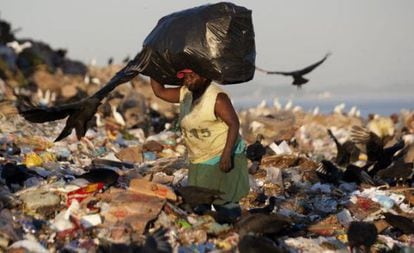 Uma mulher, em um lixão do Rio de Janeiro.