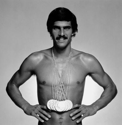 “O importante não é participar, e sim vencer.” O nadador Mark Spitz (1950, EUA) deve ter sido profundamente marcado pelas palavras repetidas por seu pai quando começou a molhar o pé na piscina. Com apenas 22 anos, já acumulava nove medalhas olímpicas: sete de ouro nos Jogos de Munique, em 1972, e duas (com 18 anos!) nos Jogos do México, em 1968. Spitz, que mal tinha pelos no peito e já havia atingido o topo, deixou o esporte de elite para se tornar famoso em Hollywood. Não conseguiu. Não importa: já havia feito história.