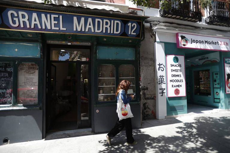 A loja Granel Madrid ao lado da máquina de vendas Japón Market 24h, na rua Embajadores, em Madri.