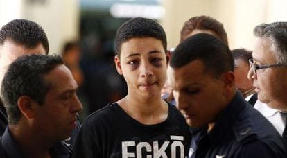 Tariq Jadair (centro), primo do jovem palestino assassinado, é levado ao tribunal de Jerusalém.