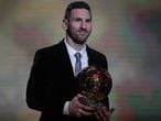 Leo Messi recibe su sexto Balón de Oro. 