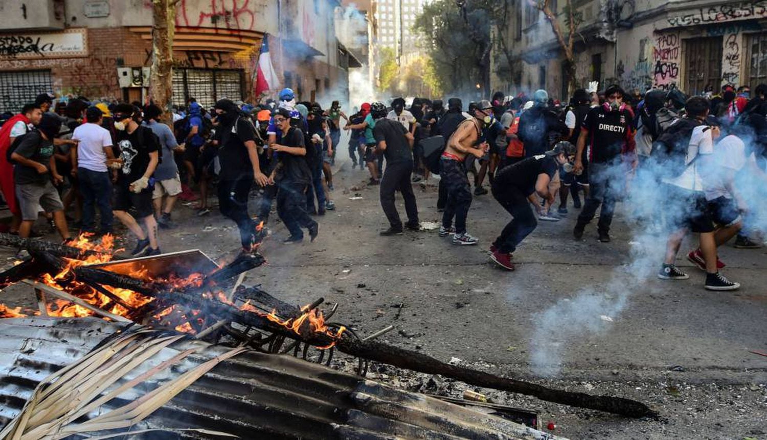 Manifestantes erguem uma barricada em Santiago, durante um protesto de rua em 31 de outubro, uma sexta-feira.
