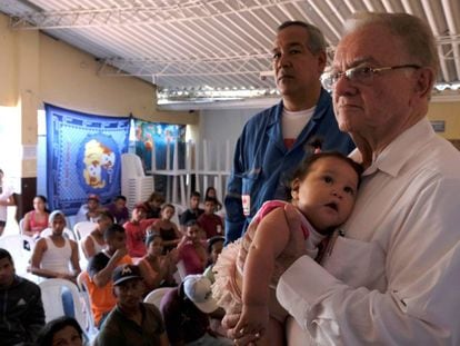 Eduardo Stein em uma visita a uma unidade de atendimento de imigrantes venezuelanos em Cúcuta, Colômbia, em outubro de 2018.