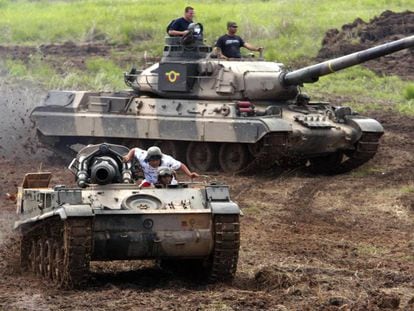 Carro de combate AMX-30 do Exército venezuelano durante manobras; ao fundo, em uma imagem de arquivo.