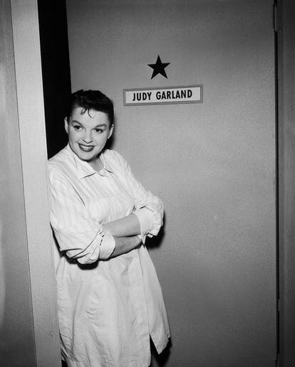 Judy Garland em seu camarim durante a rodagem de ‘The Judy Garland Special’ da série de televisão ‘Ford Star Jubilee’, em Nova York, em 1955.