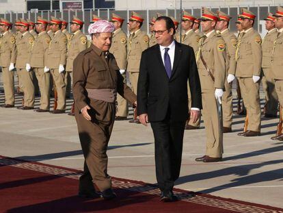 O líder curdo Barzani e Hollande passam tropas em revista em Erbil.