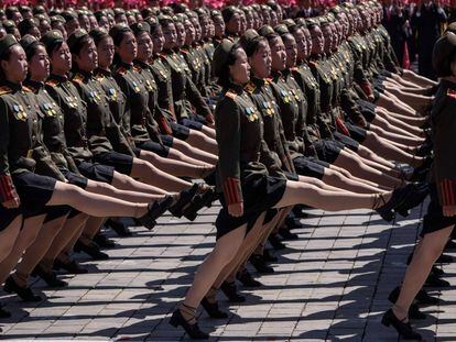 Desfile de soldados na Coreia do Norte.