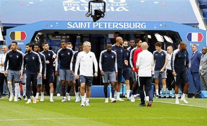 Deschamps com seus jogadores em São Petersburgo.