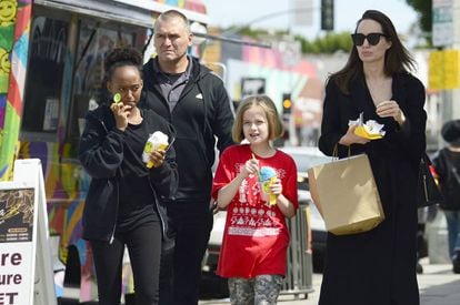 Angelina Jolie leva filho para fazer compras em Los Angeles