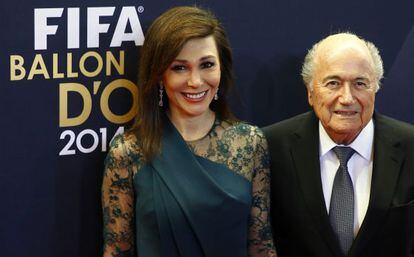 Joseph Blatter, 79 anos, acompanhado de sua noiva, Linda Barras, 49 anos, em janeiro de 2015, na cerimônia da Bola de Ouro, em Zurich (Suíça).