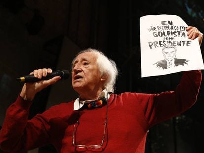 Zé Celso no ato do Teatro Oficina contra o Governo Temer.