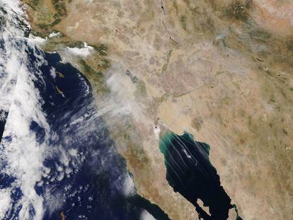 'Contrails' sobre o golfo da Califórnia (centro) e o deserto de Sonora (direita).