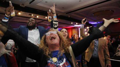 Democratas celebram a vitória de Maria Cantwell em Washington