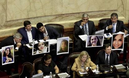 Deputados argentinos mostram fotos de mulheres assassinadas.