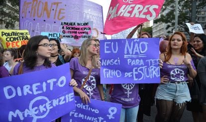 Protesto contra a 'PEC do estupro' em São Paulo.