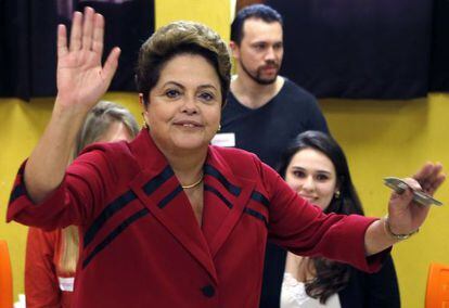 Dilma vota em colégio de Porto Alegre.