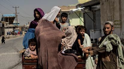 Uma família foge do seu bairro em Kandahar durante os combates entre o Talibã e o Exército, em 10 de agosto.