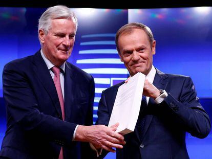 Barnier (esquerda) e Tusk mostram o documento após se reunirem nesta quinta-feira.