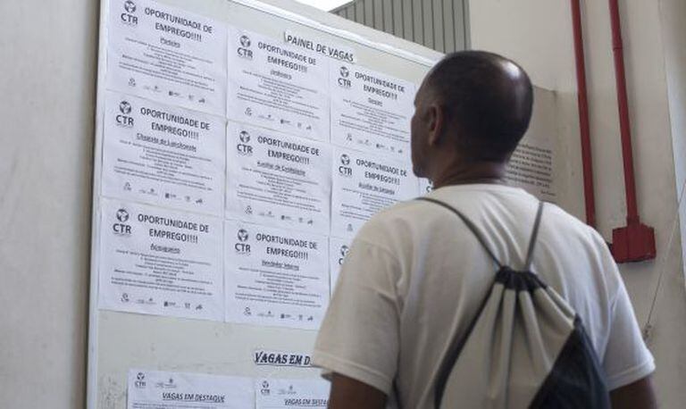 Homem olha painel de oferta de empregos em São Bernardo (SP)
