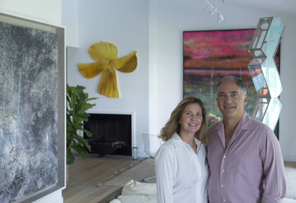 O casal Mónica e Javier Mora em sua residência de Key Biscayne (Miami, Flórida), entre obras de Nate Lowman, Sterling Ruby e Olafur Eliasson