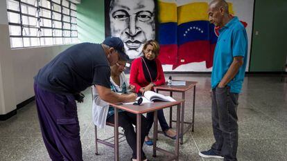 Pessoas votam nas eleições municipais da Venezuela.
