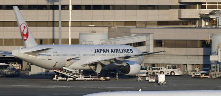 Um Boeing 787 Dreamliner no aeroporto de Tóquio.