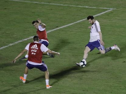 Messi treina com a seleção argentina no estádio do Barradão.