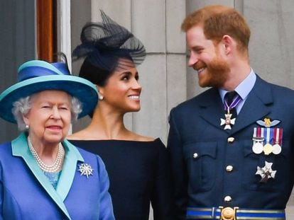 A rainha Elizabeth ||, Meghan Markle e o príncipe Harry, em julho do ano passado.