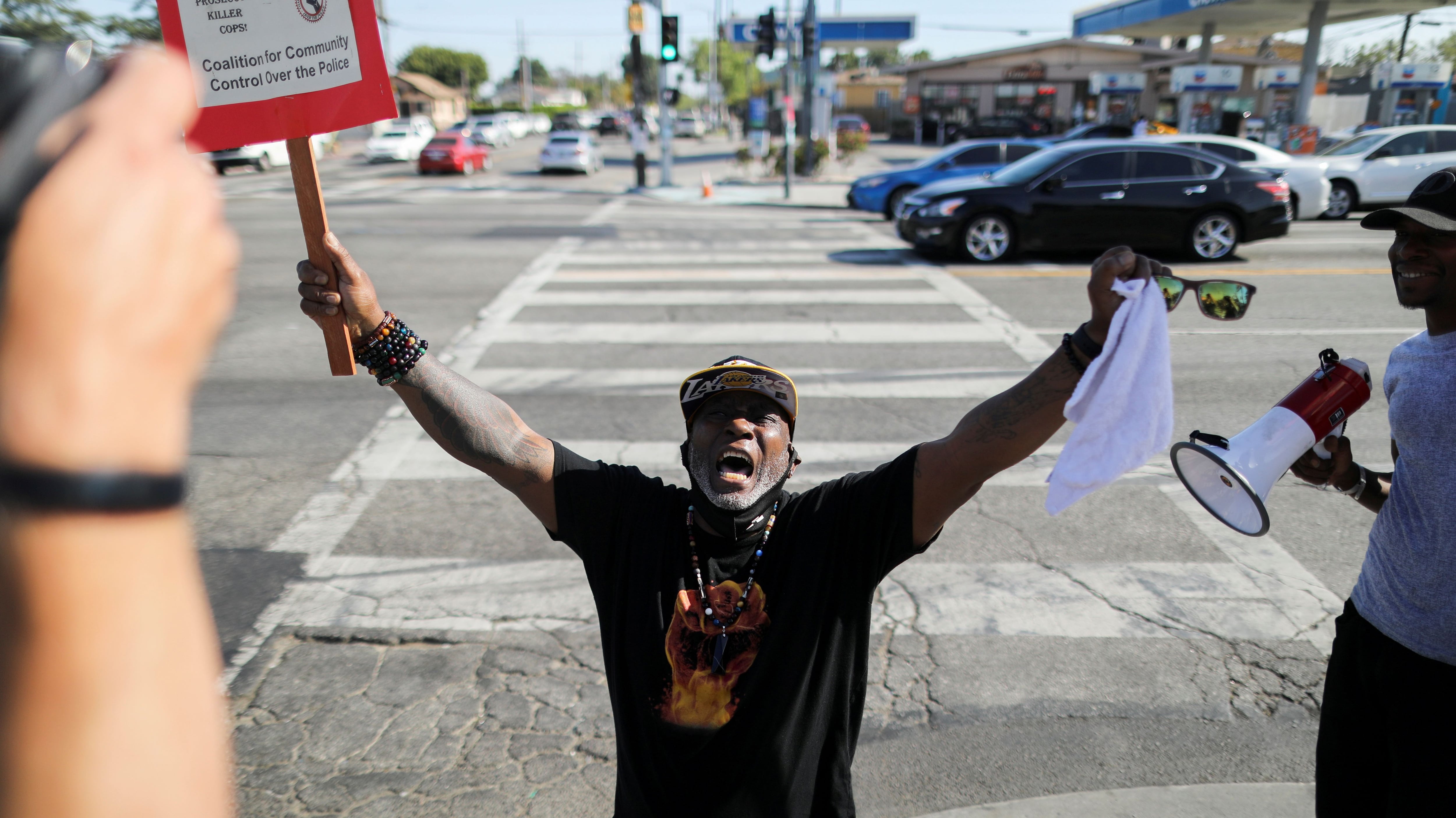 Um homem comemora o veredicto do caso Floyd numa rua de Los Angeles, na Califórnia, nesta terça-feira. 