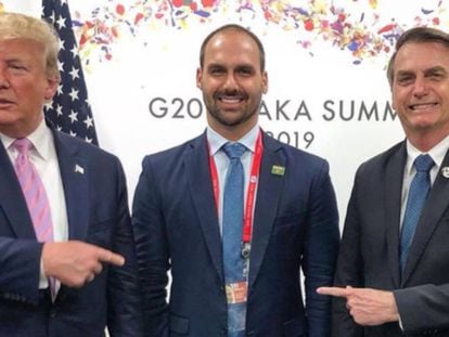 Eduardo ao lado do pai e de Trump, no encontro do G20, em foto publicada por ele em seu Instagram.