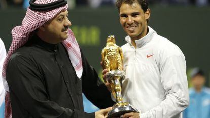 Nadal recebe o troféu de campeão em Doha.