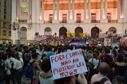Milhares de mulheres foram às ruas contra o PL 5069 no Rio (foto) e em São Paulo.