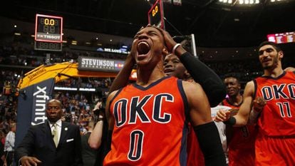 Westbrook celebra a cesta vitoriosa em Denver.