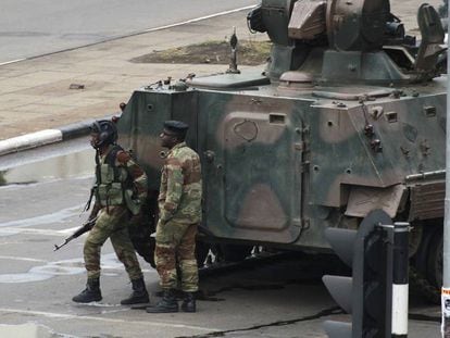 Um veículo blindado na manhã desta quarta-feira, na rua onde fica a sede da presidência, em Harare
