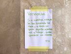 Cartel donde un grupo de estudiantes ofrece a sus vecinos cuidar de niños y niñas tras la suspensión de las clases por el coronavirus, publicado en Twitter por Camila Pinheyro.

TWITTER /
11/03/2020 
