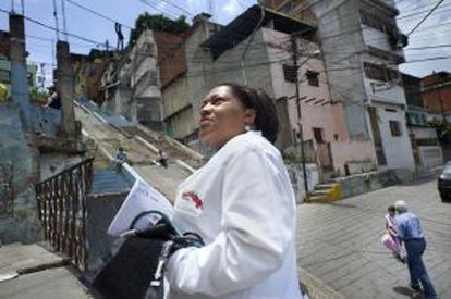 Uma médica cubana, cooperante do programa Missão Bairro Adentro, procura a casa de um paciente.