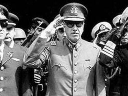 Agusto Pinochet, no centro