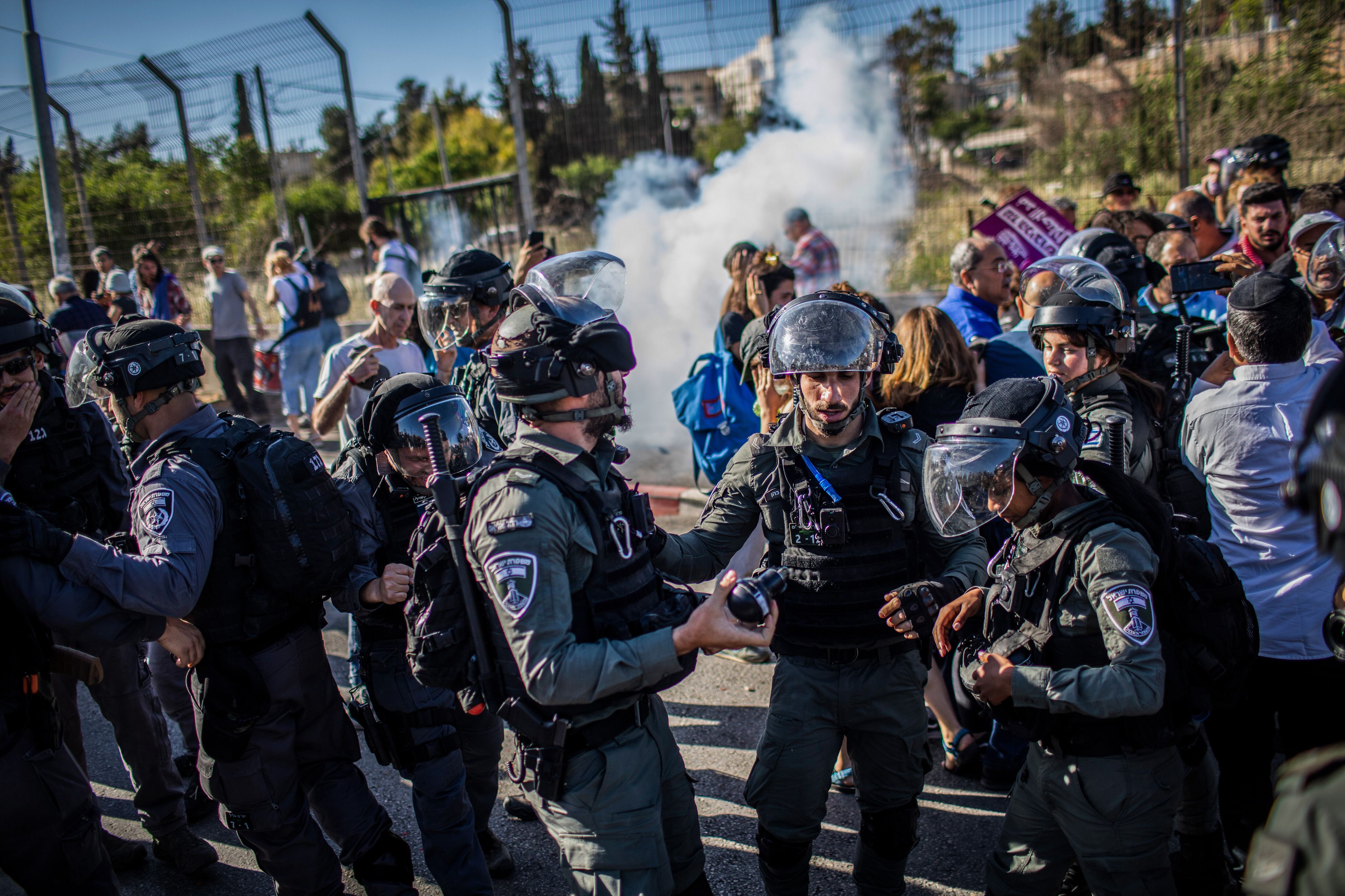 Polícia israelense dissolve protesto contra o despejo de famílias palestinas no bairro de Sheikh Yarrah, em Jerusalém, na sexta-feira.