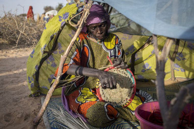 Aissa Al Hadji Ram, 10 filhos, vive em um acampamento para refugiados.